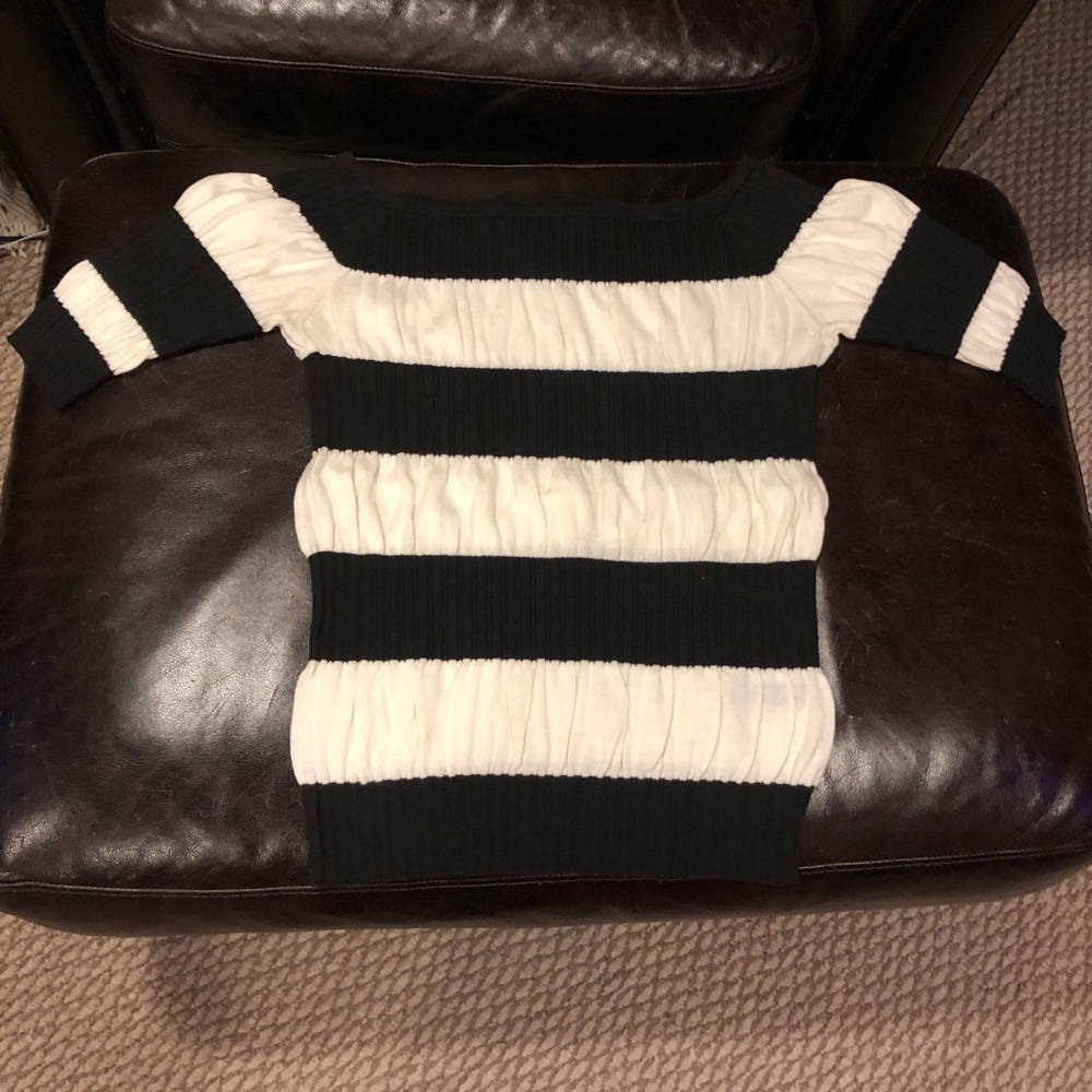 The Limited xs top/thin sweater with 3/4 length sleeves. Great condition!
